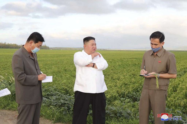 Chủ tịch Triều Tiên thân chinh thăm khu vực bị bão lớn - Ảnh 2.
