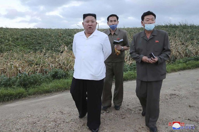 Chủ tịch Triều Tiên thân chinh thăm khu vực bị bão lớn - Ảnh 1.