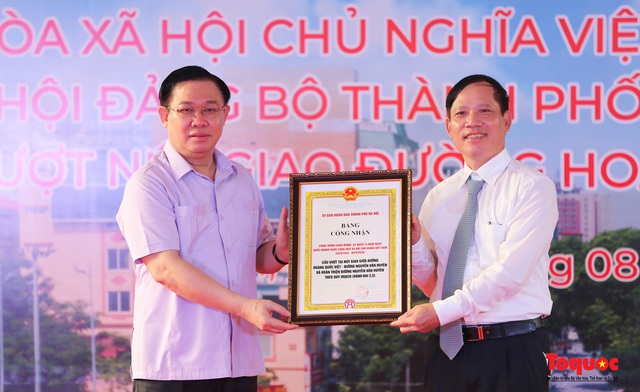 Bí thư Thành ủy Hà Nội Vương Đình Huệ cắt băng khánh thành và thông xe cầu vượt Nguyễn Văn Huyên - Hoàng Quốc Việt - Ảnh 8.