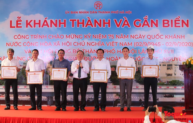Bí thư Thành ủy Hà Nội Vương Đình Huệ cắt băng khánh thành và thông xe cầu vượt Nguyễn Văn Huyên - Hoàng Quốc Việt - Ảnh 9.