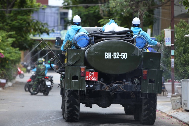 Quân đội phun khử khuẩn phòng dịch Covid-19 khu vực quận Sơn Trà  - Ảnh 10.