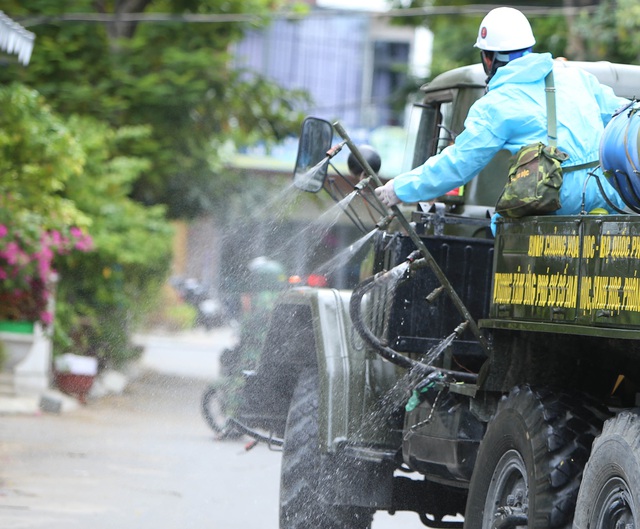 Quân đội phun khử khuẩn phòng dịch Covid-19 khu vực quận Sơn Trà  - Ảnh 11.