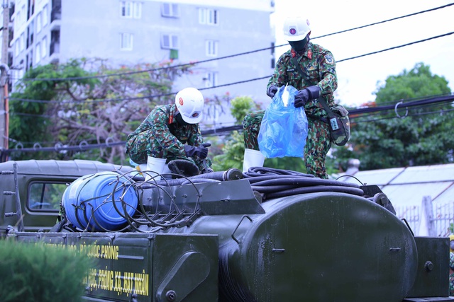 Quân đội phun khử khuẩn phòng dịch Covid-19 khu vực quận Sơn Trà  - Ảnh 4.