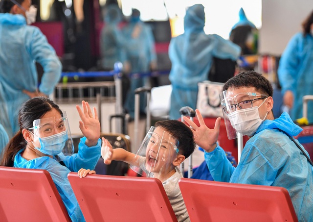 278 công dân Việt Nam từ châu Âu về nước an toàn tại sân bay Vân Đồn - Ảnh 1.