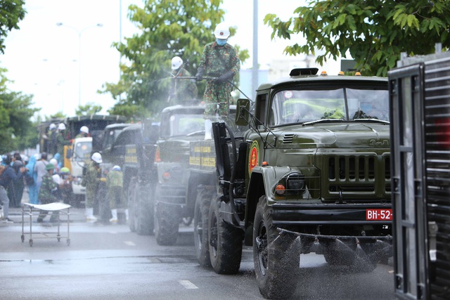 Quân đội phun khử khuẩn phòng dịch Covid-19 khu vực quận Sơn Trà  - Ảnh 5.