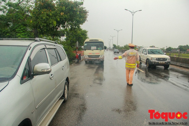 Huế cấp phát phù hiệu, kiểm soát phương tiện từ vùng dịch ra, vào địa phương - Ảnh 1.