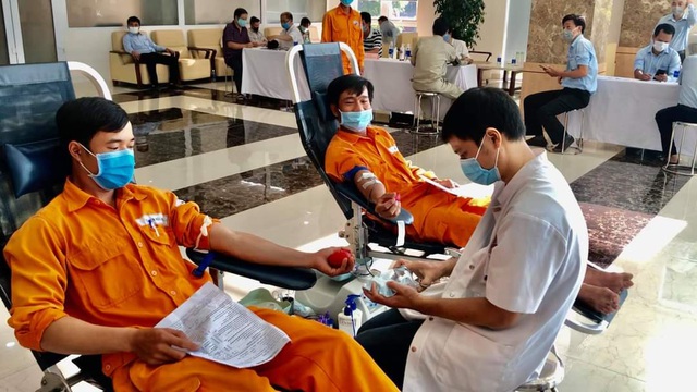 Hàng trăm nhân viên điện lực tham gia hiến máu cứu người giữa dịch Covid-19 - Ảnh 1.