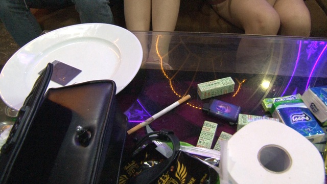 Bắt quả tang 11 thanh niên &quot;bay lắc&quot;, sử dụng ma túy trong quán karaoke - Ảnh 2.