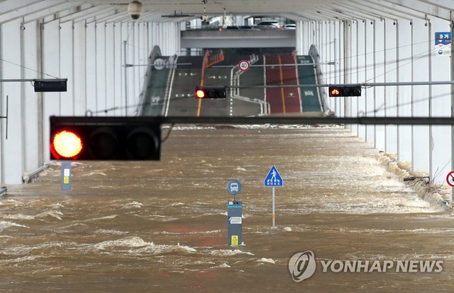 Lũ lụt kéo theo thiệt hại lớn tại Hàn Quốc - Ảnh 1.