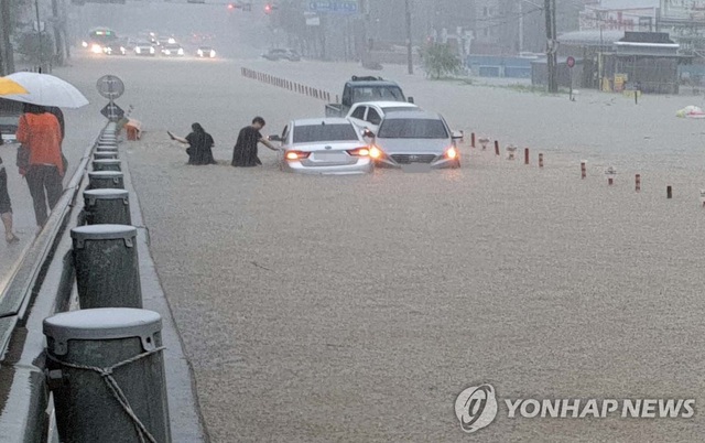 Lũ lụt kéo theo thiệt hại lớn tại Hàn Quốc - Ảnh 2.
