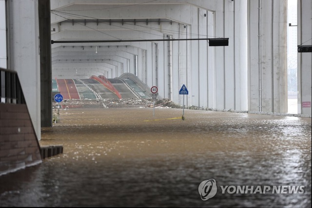 Lũ lụt kéo theo thiệt hại lớn tại Hàn Quốc - Ảnh 5.