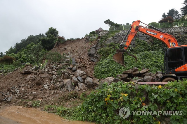 Lũ lụt kéo theo thiệt hại lớn tại Hàn Quốc - Ảnh 4.