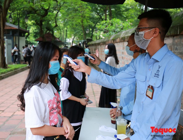 Hà Nội: Sĩ tử đeo khẩu trang đến Văn Miếu cầu may trước kỳ thi tốt nghiệp THPT 2020 - Ảnh 2.