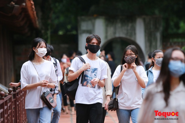 Hà Nội: Sĩ tử đeo khẩu trang đến Văn Miếu cầu may trước kỳ thi tốt nghiệp THPT 2020 - Ảnh 3.