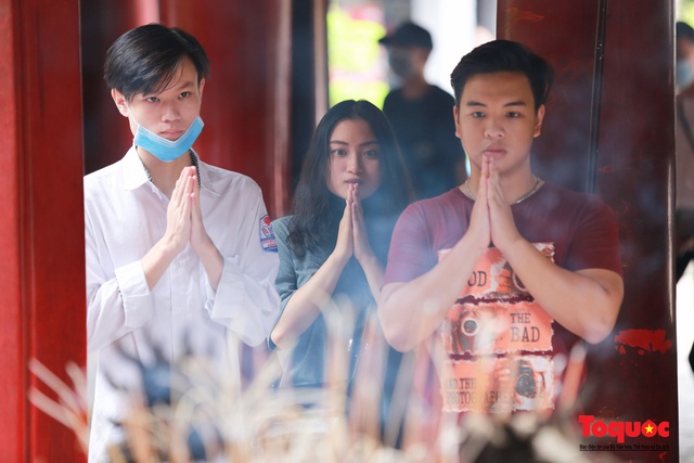 Hà Nội: Sĩ tử đeo khẩu trang đến Văn Miếu cầu may trước kỳ thi tốt nghiệp THPT 2020 - Ảnh 5.