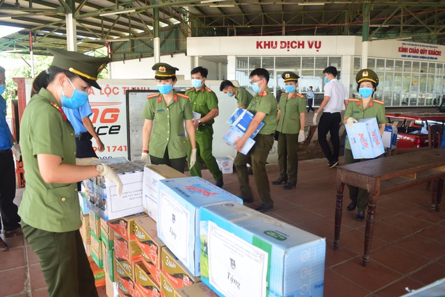 Huế: Trao tặng nhu yếu phẩm, động viên kịp thời lực lượng tuyến đầu chống dịch - Ảnh 1.