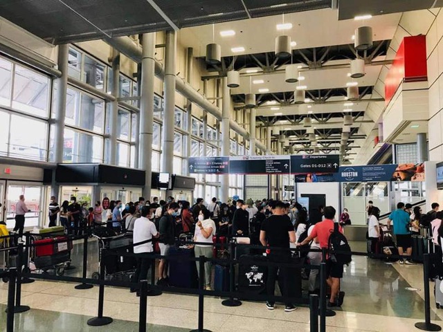 Đưa gần 350 công dân Việt từ sân bay Houston (Mỹ) về nước - Ảnh 1.