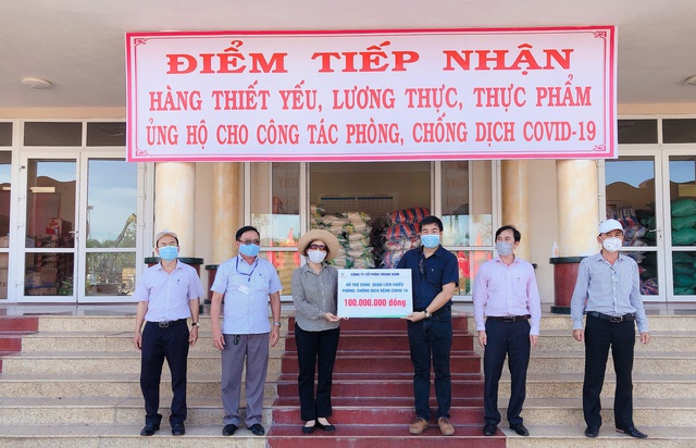 Đại diện Trungnam Land trao số tiền hỗ trợ phòng chống dịch bệnh Covid 19 cho quận Liên Chiểu.