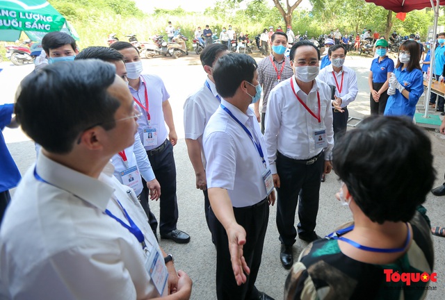 Bộ trưởng Bộ GD&ĐT Phùng Xuân Nhạ kiểm tra công tác chuẩn bị thi tốt nghiệp THPT năm 2020 - Ảnh 1.