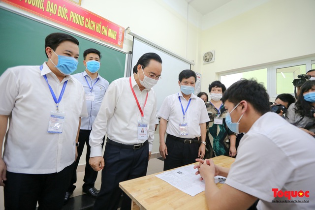 Bộ trưởng Bộ GD&ĐT Phùng Xuân Nhạ kiểm tra công tác chuẩn bị thi tốt nghiệp THPT năm 2020 - Ảnh 6.