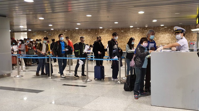 Khoảng 1.695 du khách đăng ký được hỗ trợ bay Hà Nội và TPHCM - Ảnh 1.