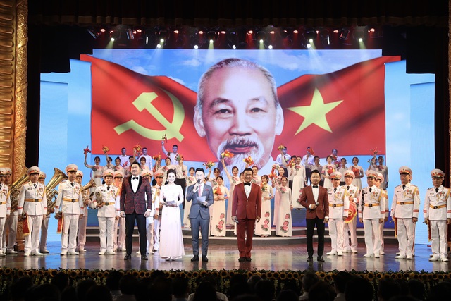 Thủ tướng Nguyễn Xuân Phúc dự chương trình nghệ thuật đặc biệt &quot;Tổ quốc tôi chưa đẹp thế bao giờ&quot; kỷ niệm 75 năm Cách mạng tháng Tám, Quốc khánh 2/9 - Ảnh 7.