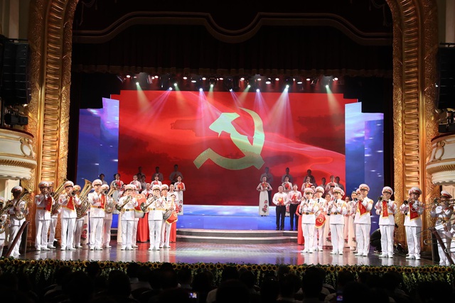 Thủ tướng Nguyễn Xuân Phúc dự chương trình nghệ thuật đặc biệt "Tổ quốc tôi chưa đẹp thế bao giờ" kỷ niệm 75 năm Cách mạng tháng Tám, Quốc khánh 2/9 - Ảnh 6. Thủ tướng Nguyễn Xuân Phúc dự chương trình nghệ thuật đặc biệt "Tổ quốc tôi chưa đẹp thế bao giờ" kỷ niệm 75 năm Cách mạng tháng Tám, Quốc khánh 2/9 - Ảnh 6.