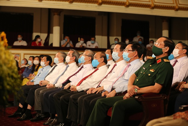 Thủ tướng Nguyễn Xuân Phúc dự chương trình nghệ thuật đặc biệt "Tổ quốc tôi chưa đẹp thế bao giờ" kỷ niệm 75 năm Cách mạng tháng Tám, Quốc khánh 2/9 - Ảnh 4. Thủ tướng Nguyễn Xuân Phúc dự chương trình nghệ thuật đặc biệt "Tổ quốc tôi chưa đẹp thế bao giờ" kỷ niệm 75 năm Cách mạng tháng Tám, Quốc khánh 2/9 - Ảnh 4.
