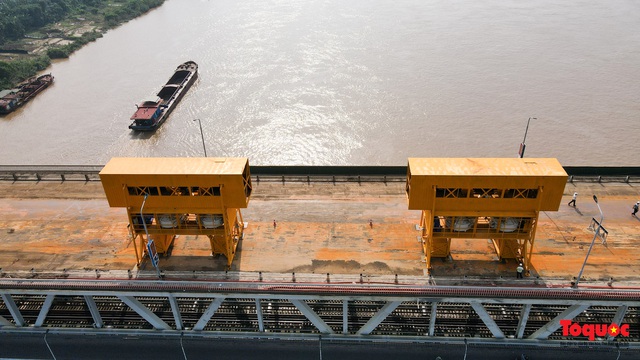 Cận cảnh 'đại công trường' sửa chữa mặt cầu Thăng Long - Ảnh 12.