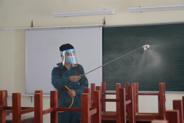 Thầy cô ở Đà Nẵng dọn dẹp trường lớp, chuẩn bị đón học sinh trở lại trường - Ảnh 13.