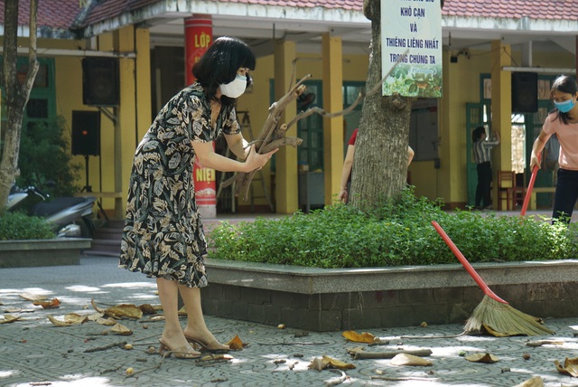 Thầy cô ở Đà Nẵng dọn dẹp trường lớp, chuẩn bị đón học sinh trở lại trường - Ảnh 3.