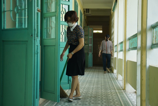 Thầy cô ở Đà Nẵng dọn dẹp trường lớp, chuẩn bị đón học sinh trở lại trường - Ảnh 4.