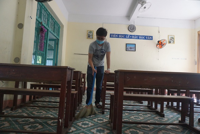 Thầy cô ở Đà Nẵng dọn dẹp trường lớp, chuẩn bị đón học sinh trở lại trường - Ảnh 5.