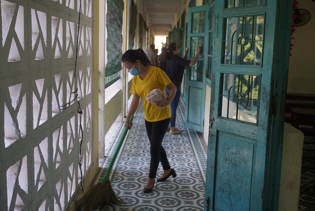 Thầy cô ở Đà Nẵng dọn dẹp trường lớp, chuẩn bị đón học sinh trở lại trường - Ảnh 7.
