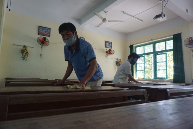 Thầy cô ở Đà Nẵng dọn dẹp trường lớp, chuẩn bị đón học sinh trở lại trường - Ảnh 8.