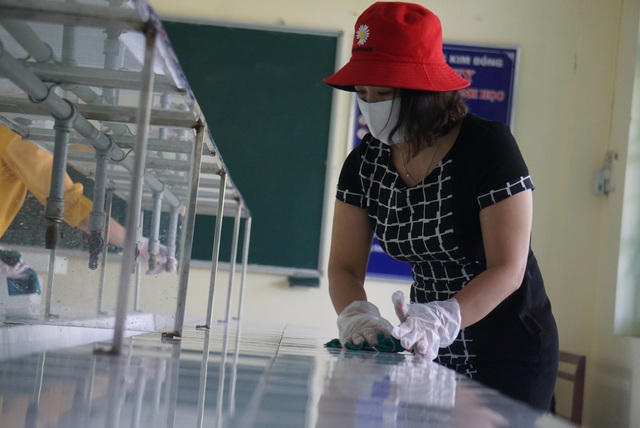 Thầy cô ở Đà Nẵng dọn dẹp trường lớp, chuẩn bị đón học sinh trở lại trường - Ảnh 12.