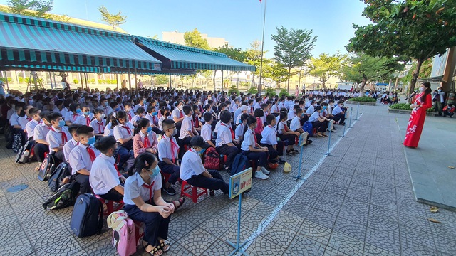 Hàng nghìn học sinh từ lớp 6 đến lớp 12 ở Đà Nẵng bắt đầu trở lại trường học  - Ảnh 9.