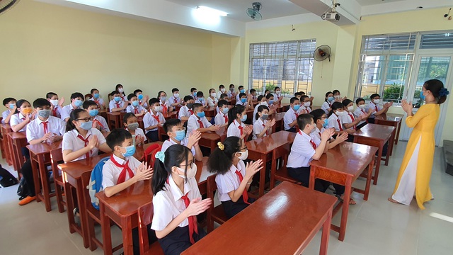 Hàng nghìn học sinh từ lớp 6 đến lớp 12 ở Đà Nẵng bắt đầu trở lại trường học  - Ảnh 13.