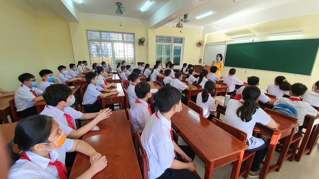 Hàng nghìn học sinh từ lớp 6 đến lớp 12 ở Đà Nẵng bắt đầu trở lại trường học  - Ảnh 4.