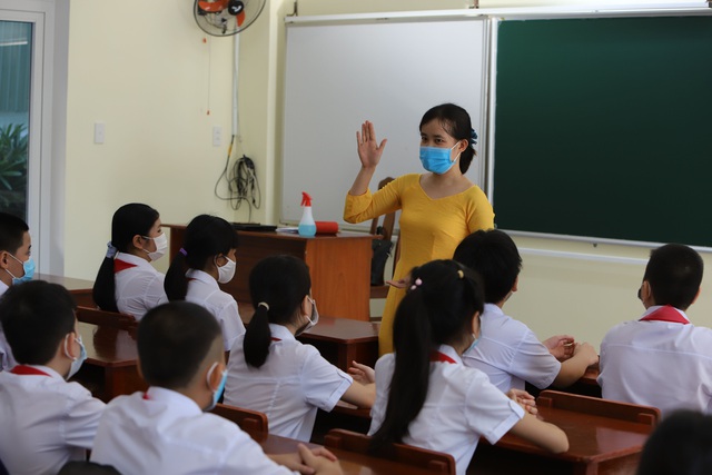 Hàng nghìn học sinh từ lớp 6 đến lớp 12 ở Đà Nẵng bắt đầu trở lại trường học  - Ảnh 15.