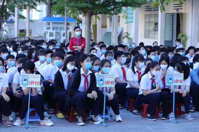 Hàng nghìn học sinh từ lớp 6 đến lớp 12 ở Đà Nẵng bắt đầu trở lại trường học  - Ảnh 10.