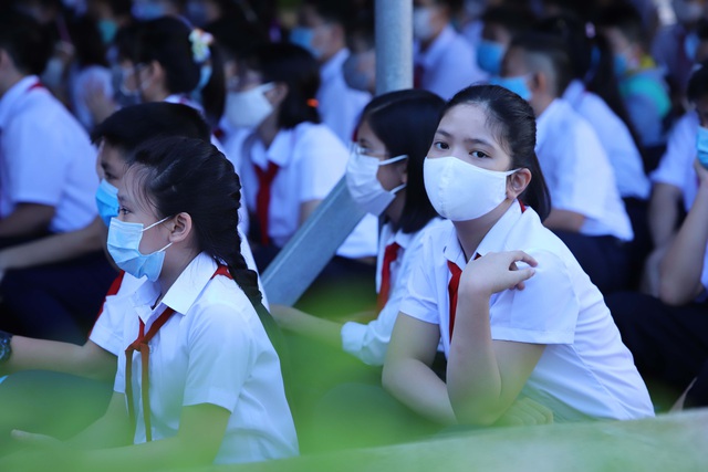 Hàng nghìn học sinh từ lớp 6 đến lớp 12 ở Đà Nẵng bắt đầu trở lại trường học  - Ảnh 11.