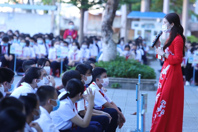 Hàng nghìn học sinh từ lớp 6 đến lớp 12 ở Đà Nẵng bắt đầu trở lại trường học  - Ảnh 2.