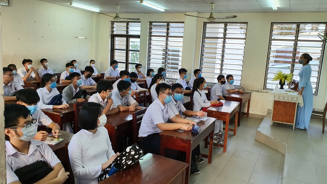 Hàng nghìn học sinh từ lớp 6 đến lớp 12 ở Đà Nẵng bắt đầu trở lại trường học  - Ảnh 7.