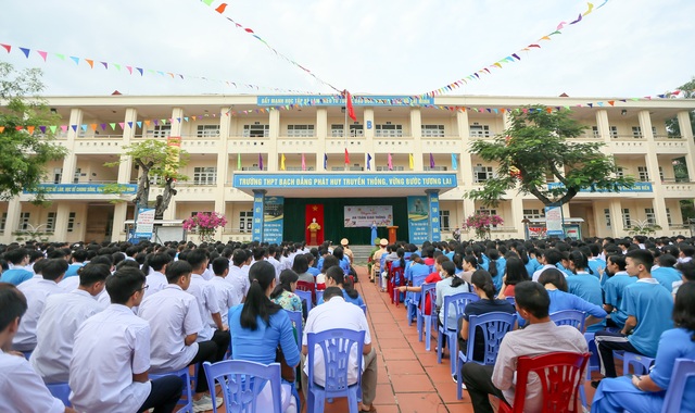 PTI phối hợp cùng Thủy đoàn I trao tặng mũ bảo hiểm cho học sinh tỉnh Quảng Ninh - Ảnh 1.