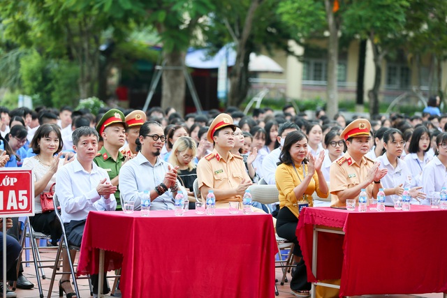 PTI phối hợp cùng Thủy đoàn I trao tặng mũ bảo hiểm cho học sinh tỉnh Quảng Ninh - Ảnh 2.