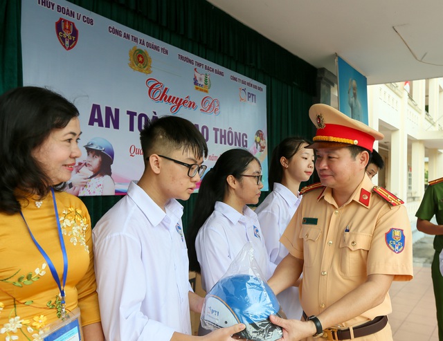 PTI phối hợp cùng Thủy đoàn I trao tặng mũ bảo hiểm cho học sinh tỉnh Quảng Ninh - Ảnh 3.