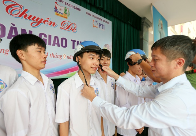 PTI phối hợp cùng Thủy đoàn I trao tặng mũ bảo hiểm cho học sinh tỉnh Quảng Ninh - Ảnh 4.