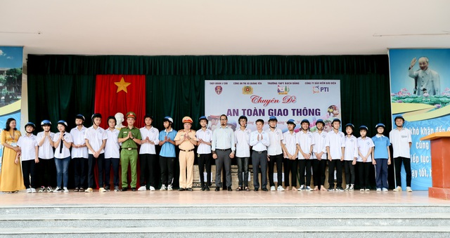 PTI phối hợp cùng Thủy đoàn I trao tặng mũ bảo hiểm cho học sinh tỉnh Quảng Ninh - Ảnh 5.