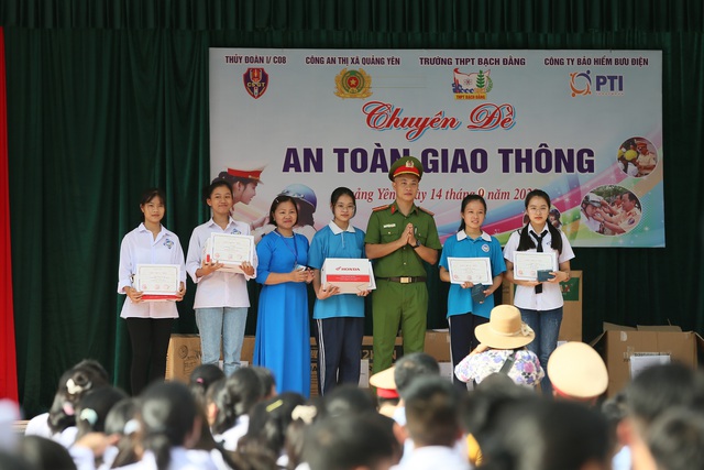 PTI phối hợp cùng Thủy đoàn I trao tặng mũ bảo hiểm cho học sinh tỉnh Quảng Ninh - Ảnh 8.